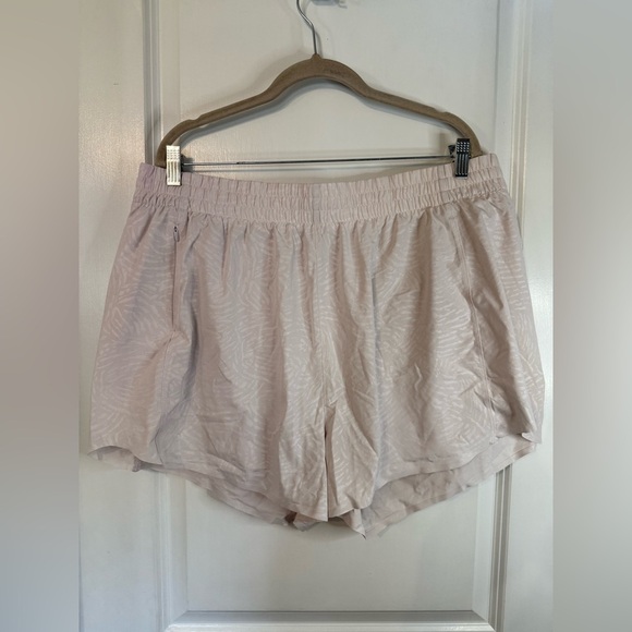 NWOT Athleta Women’s White Gray Printed Lined Hustle 3” Shorts - Size 1X - Picture 1 of 8